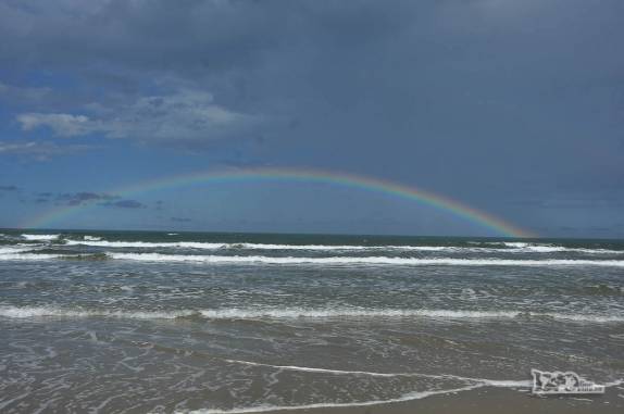 Um belíssimo arco-íris nos acompanha na travessia da Praia do Cassino, entre Chuí e Rio Grande, no Rio Grande do Sul